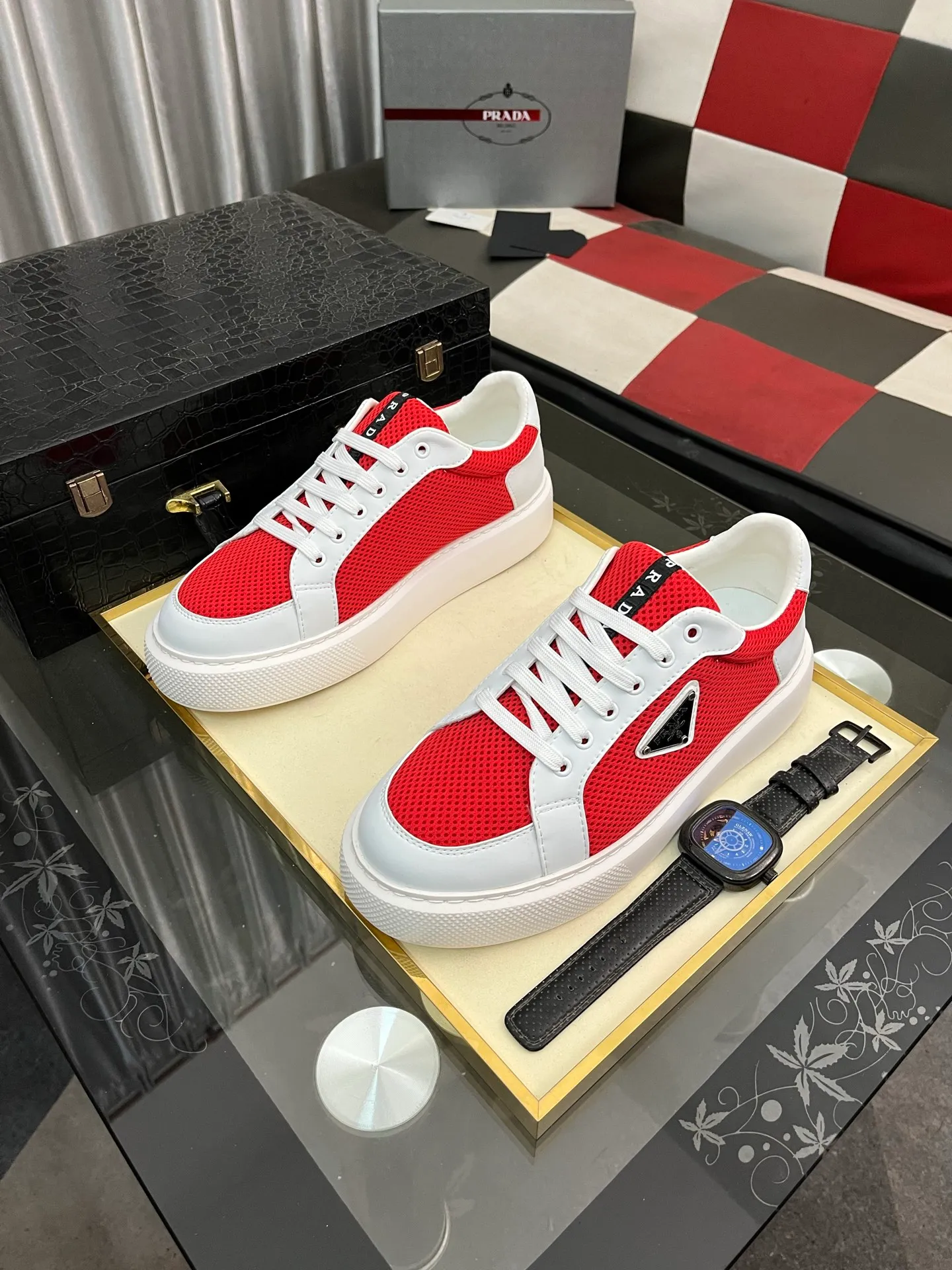 Men's men's shoes💰580⌚️⌚️Prada Prada early spring new model, top original quality, Prada casual sports shoes, made of imported solid color patent leather, spliced mesh cowhide upper, three-dimensional geometric segmentation, multi-color splicing, fashionable and generous, soft, comfortable and breathable. The tongue is decorated with classic letter logo, with fabric lining, cowhide foot pads, matched with P family's exclusive rubber outsole, upper material, breathable knitted fabric imported from Italy The delicate texture is super high-end! Fetal cowhide lining, super soft and comfortable, original molded outsole Size: 38-446️⃣ colors available